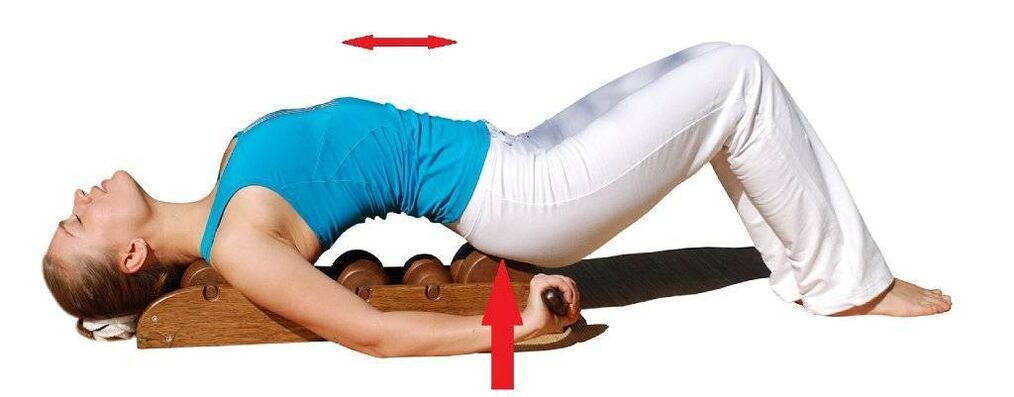 Masseur pour le traitement de l'ostéochondrose de la colonne vertébrale.