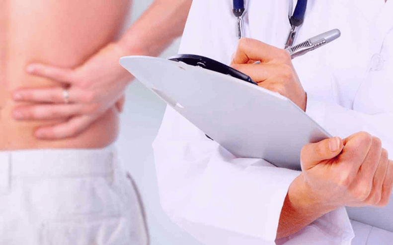 Le médecin prescrit un traitement contre les douleurs lombaires.